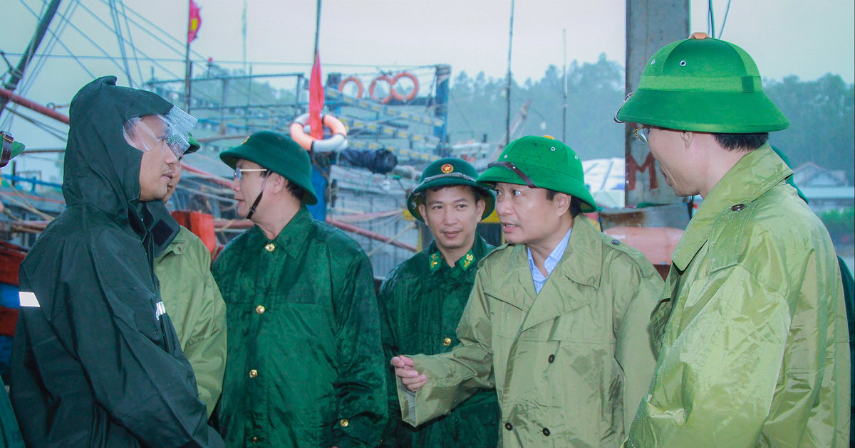 Chủ tịch UBND tỉnh Nghệ An Lê Hồng Vinh kiểm tra, chỉ đạo công tác ứng phó bão số 10