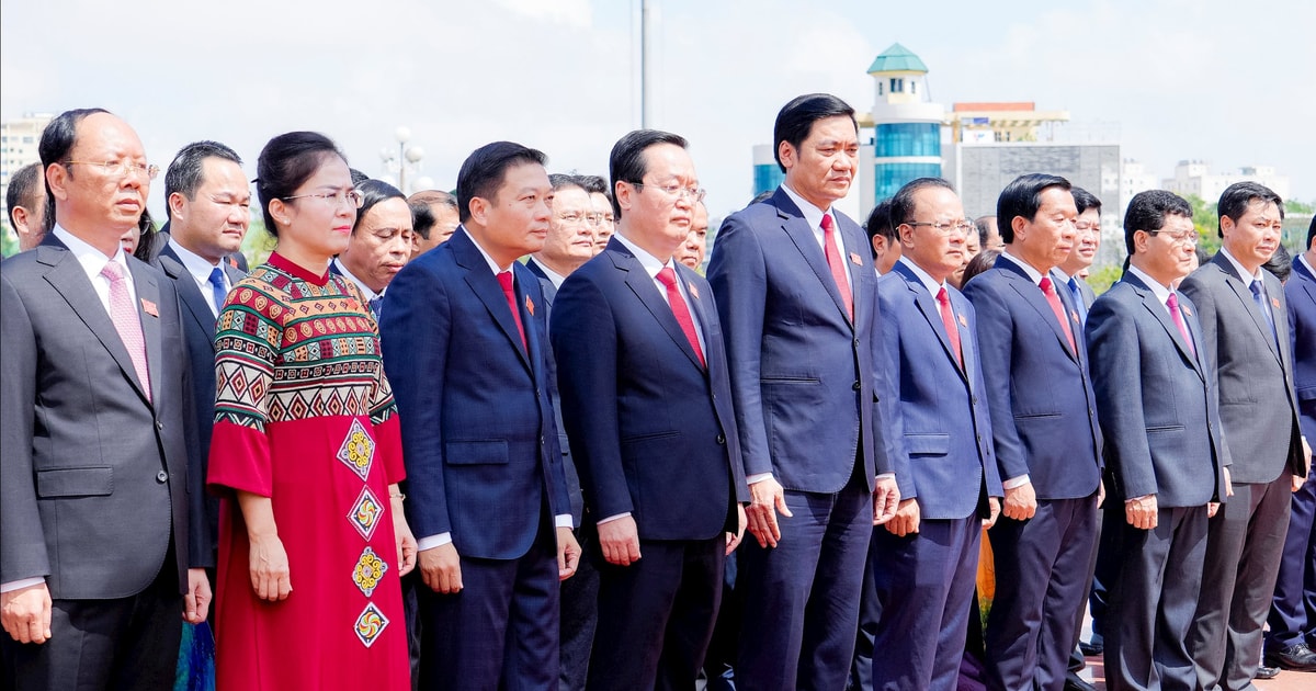 Đoàn đại biểu Đại hội Đảng bộ tỉnh Nghệ An lần thứ XX dâng hoa, báo công trước tượng đài Bác Hồ