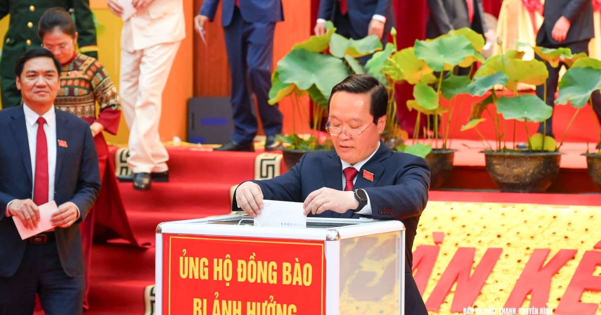 Đại biểu tham dự Đại hội Đảng bộ tỉnh Nghệ An ủng hộ đồng bào bị thiệt hại do cơn bão số 10