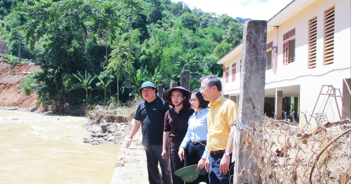 Đồng chí Võ Thị Minh Sinh kiểm tra công tác khắc phục thiệt hại do cơn bão số 10 gây ra tại các xã Yên Hòa, Yên Na và Nga My