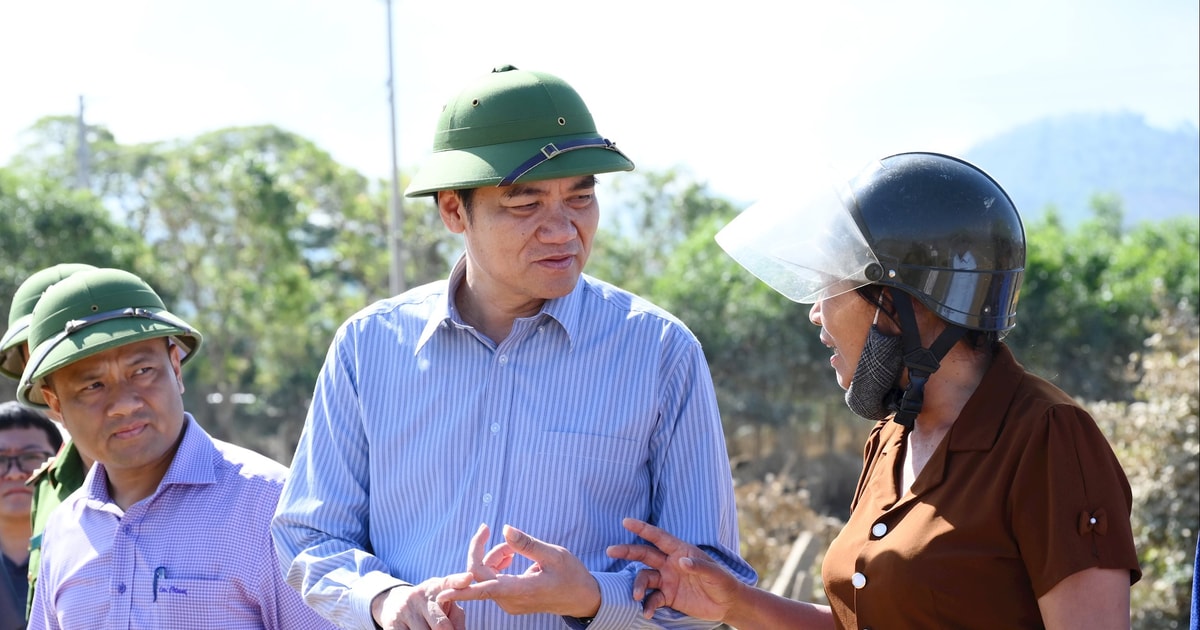 Phó Bí thư Thường trực Tỉnh ủy kiểm tra, chỉ đạo công tác khắc phục hậu quả bão lũ tại các xã Tân Kỳ, Tân Phú, Tân An