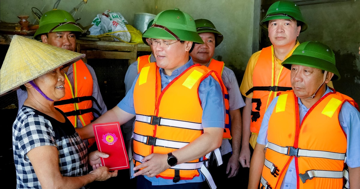 Bí thư Tỉnh uỷ Nghệ An Nguyễn Đức Trung kiểm tra, chỉ đạo khắc phục hậu quả bão số 10