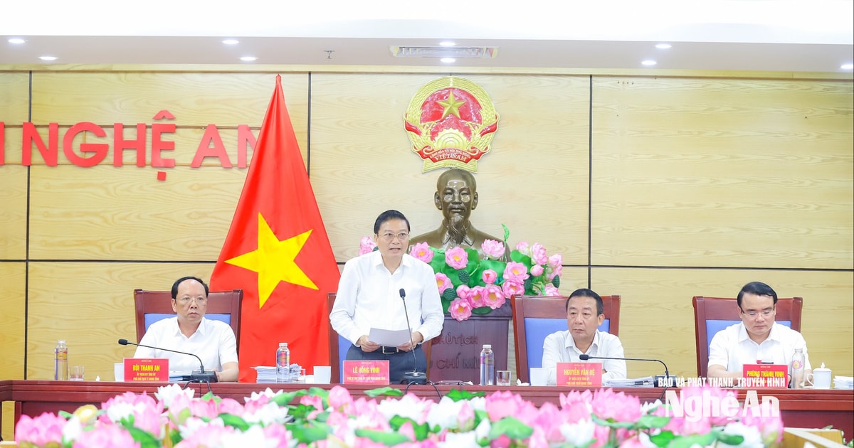 Chủ tịch UBND tỉnh Nghệ An Lê Hồng Vinh chủ trì phiên họp thường kỳ tháng 9, kết nối trực tuyến tới 130 xã, phường