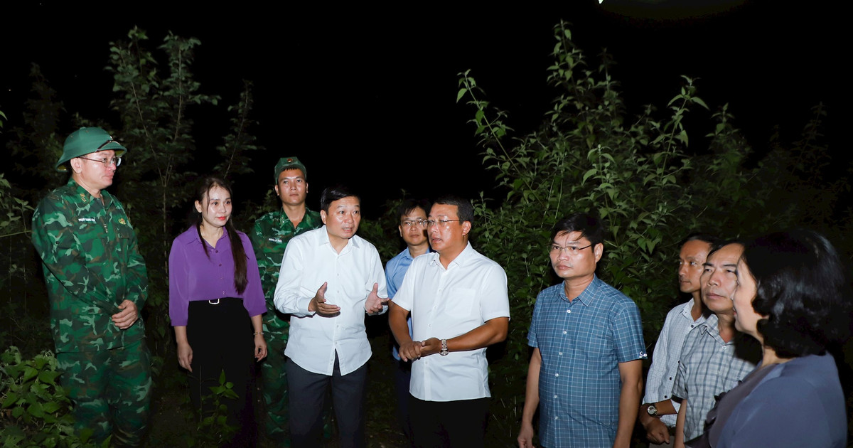 Chủ tịch UBND tỉnh Nghệ An khảo sát địa điểm xây dựng tái định cư cho người dân ở xã biên giới Mường Típ