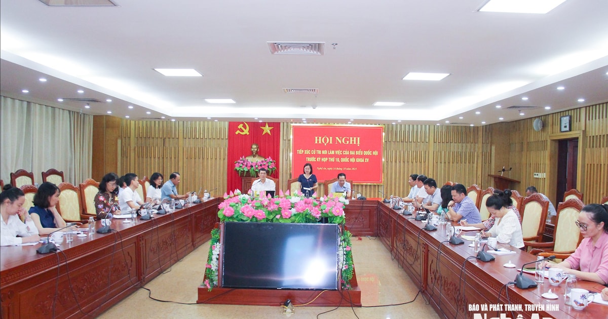 Đại biểu Quốc hội thuộc đoàn Nghệ An tiếp xúc cử tri tại nơi làm việc