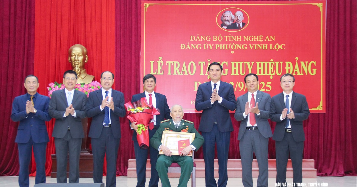 Phó Bí thư Thường trực Tỉnh ủy Hoàng Nghĩa Hiếu trao tặng Huy hiệu Đảng cho đảng viên phường Vinh Lộc