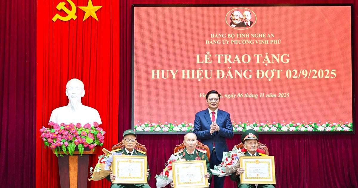 Phó Bí thư Thường trực Tỉnh ủy Nghệ An Hoàng Nghĩa Hiếu trao tặng Huy hiệu Đảng cho đảng viên phường Vinh Phú