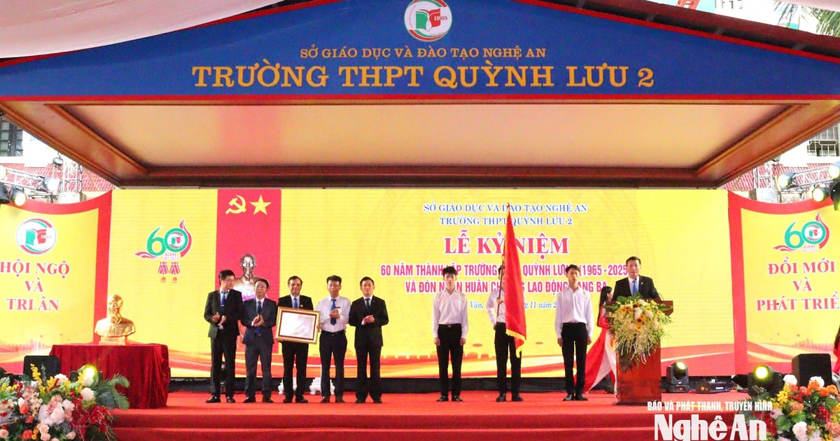 Phó Thủ tướng Chính phủ Hồ Đức Phớc trao Huân chương Lao động hạng Ba cho Trường THPT Quỳnh Lưu 2