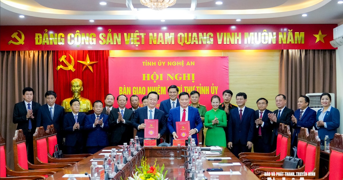 Hội nghị bàn giao nhiệm vụ Bí thư Tỉnh uỷ Nghệ An