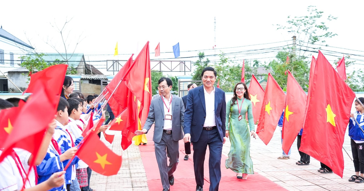 Phó Bí thư Thường trực Tỉnh ủy Hoàng Nghĩa Hiếu dự Ngày hội Đại đoàn kết tại xóm Hưng Lợi 2, xã Lam Thành