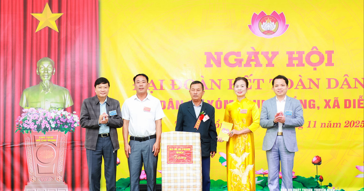 Chủ tịch UBND tỉnh Nghệ An Lê Hồng Vinh dự, chung vui Ngày hội Đại đoàn kết cùng nhân dân xóm Trung Hồng, xã Diễn Châu