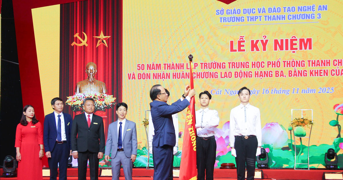 Phó Chủ tịch Thường trực HĐND tỉnh Nguyễn Nam Đình dự lễ kỷ niệm 50 năm thành lập trường THPT Thanh Chương 3