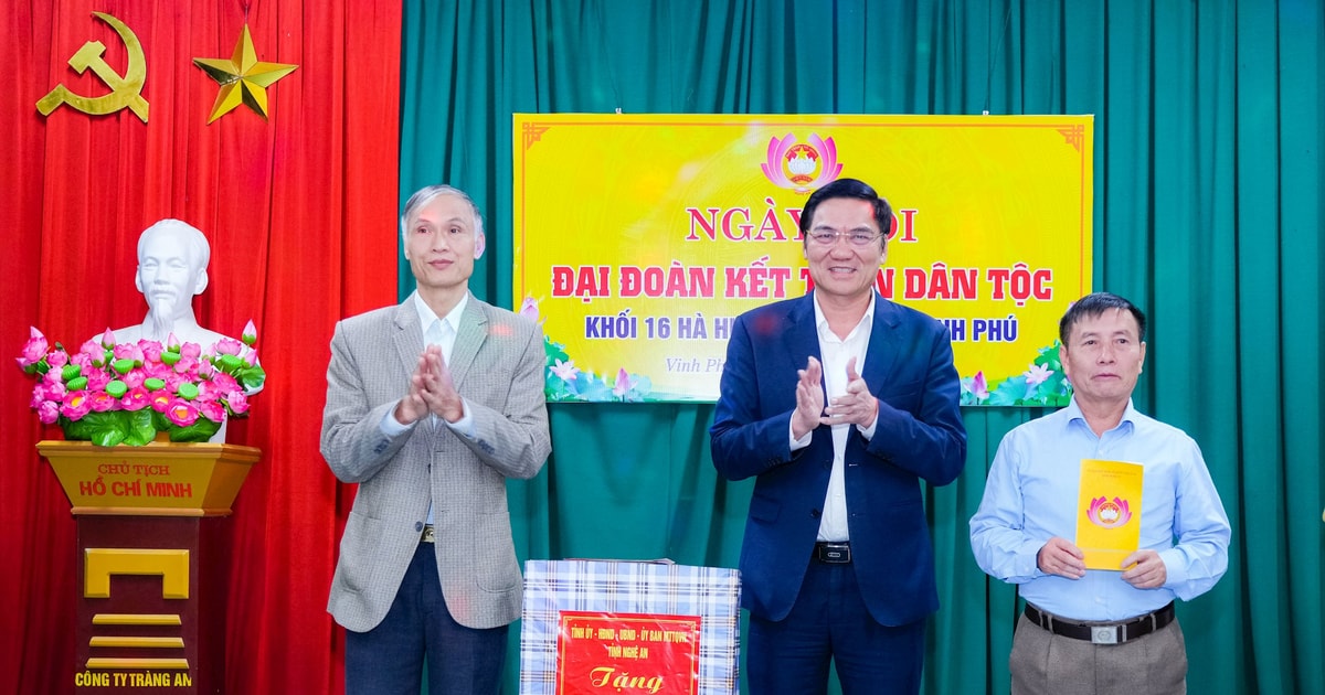 Phó Bí thư Thường trực Tỉnh ủy Hoàng Nghĩa Hiếu chung vui Ngày hội Đại đoàn kết tại phường Vinh Phú