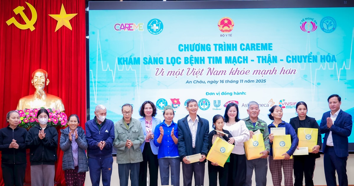 Thứ trưởng Bộ Y tế tham dự chương trình khám bệnh và tặng quà tại xã An Châu