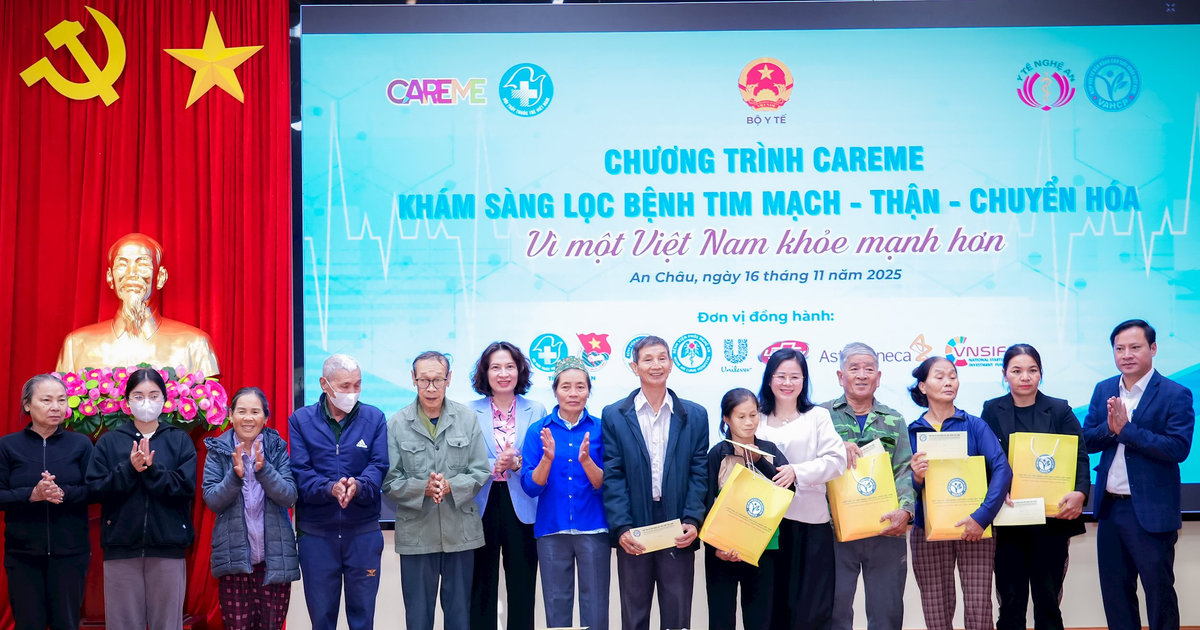 Thứ trưởng Bộ Y tế tham dự chương trình khám bệnh và tặng quà tại xã An Châu