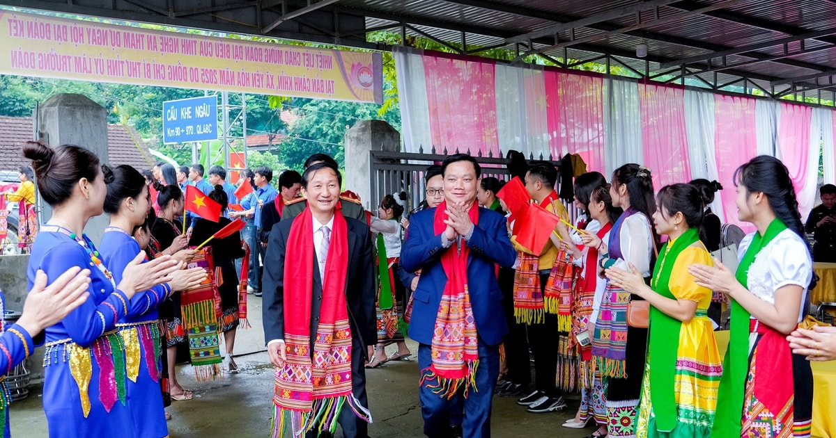 Bí thư Tỉnh ủy Nguyễn Khắc Thận chung vui ngày hội Đại đoàn kết với nhân dân bản Cành Khỉn, xã Yên Hòa