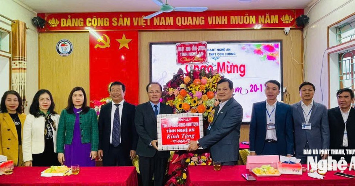 Phó Chủ tịch Thường trực HĐND tỉnh Nguyễn Nam Đình chúc mừng Trường THPT Con Cuông nhân Ngày Nhà giáo Việt Nam