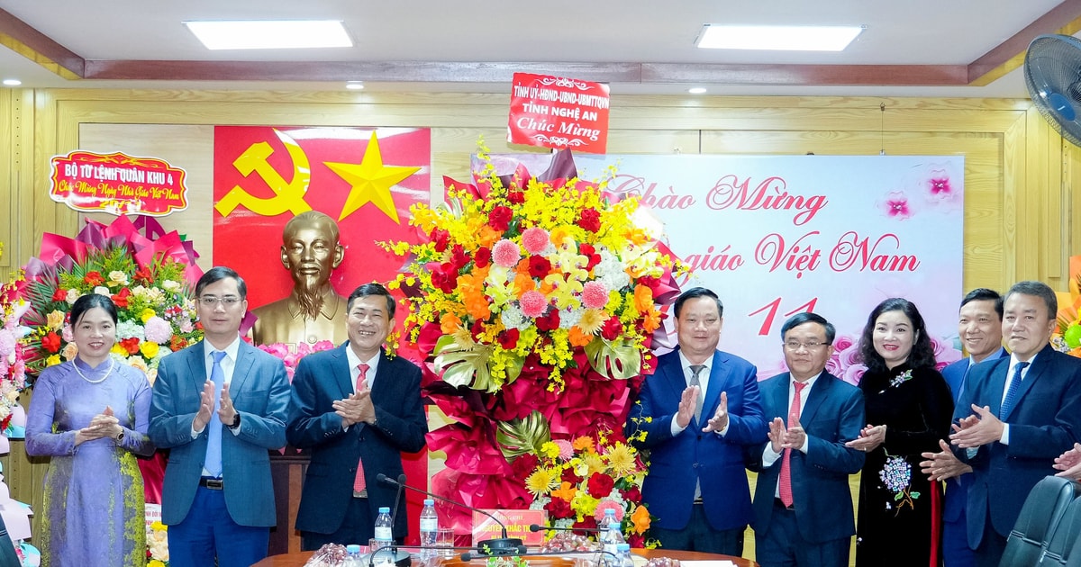 Bí thư Tỉnh uỷ Nghệ An Nguyễn Khắc Thận chúc mừng Sở Giáo dục và Đào tạo nhân kỷ niệm Ngày Nhà giáo Việt Nam