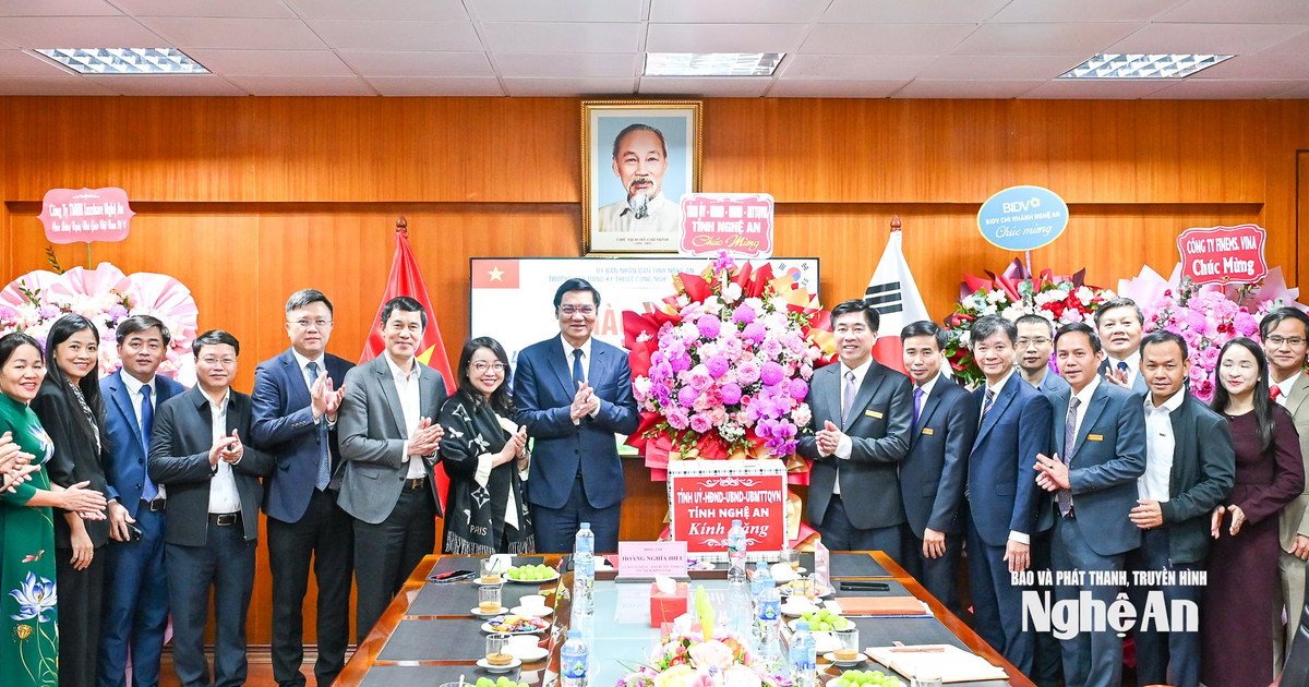 Phó Bí thư Thường trực Tỉnh ủy Hoàng Nghĩa Hiếu chúc mừng các trường học nhân Ngày Nhà giáo Việt Nam