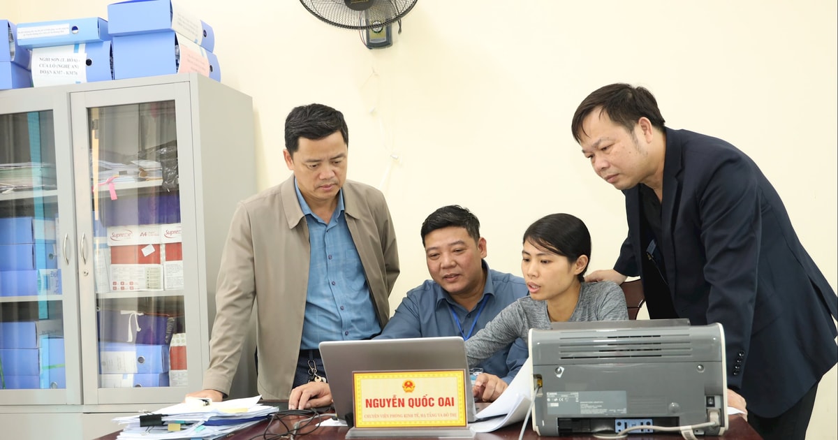 Cán bộ xã, phường nỗ lực hoàn thành nhiệm vụ