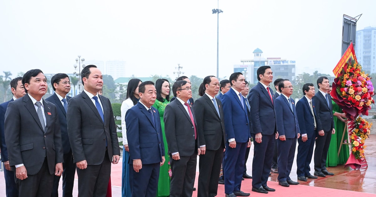 Đoàn đại biểu HĐND tỉnh Nghệ An dâng hoa tưởng niệm Chủ tịch Hồ Chí Minh