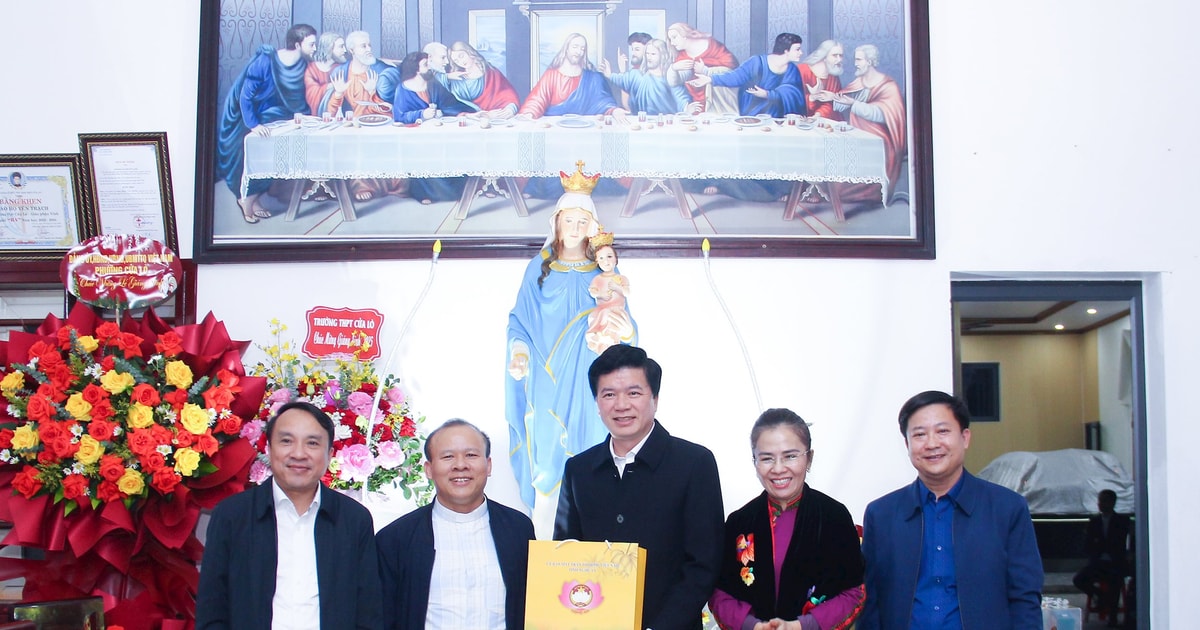 Phó Bí thư Tỉnh ủy Võ Thị Minh Sinh chúc mừng Giáng sinh Giáo họ Yên Trạch, phường Cửa Lò