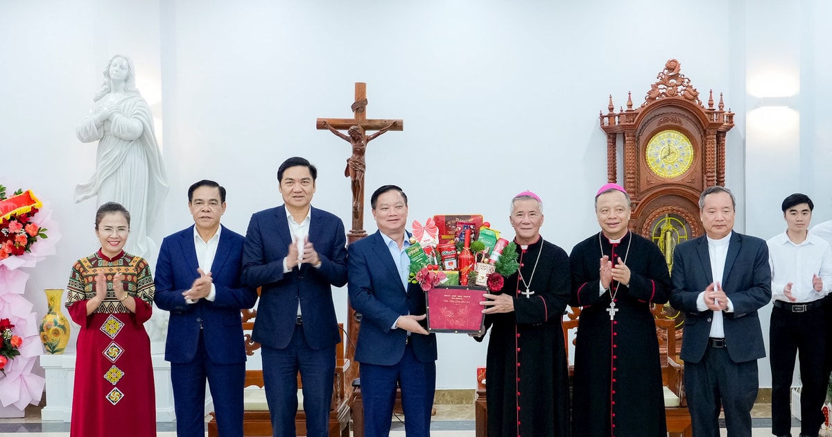 Lãnh đạo tỉnh Nghệ An thăm, chúc mừng Tòa Giám mục Giáo phận Vinh nhân Lễ Giáng sinh 2025