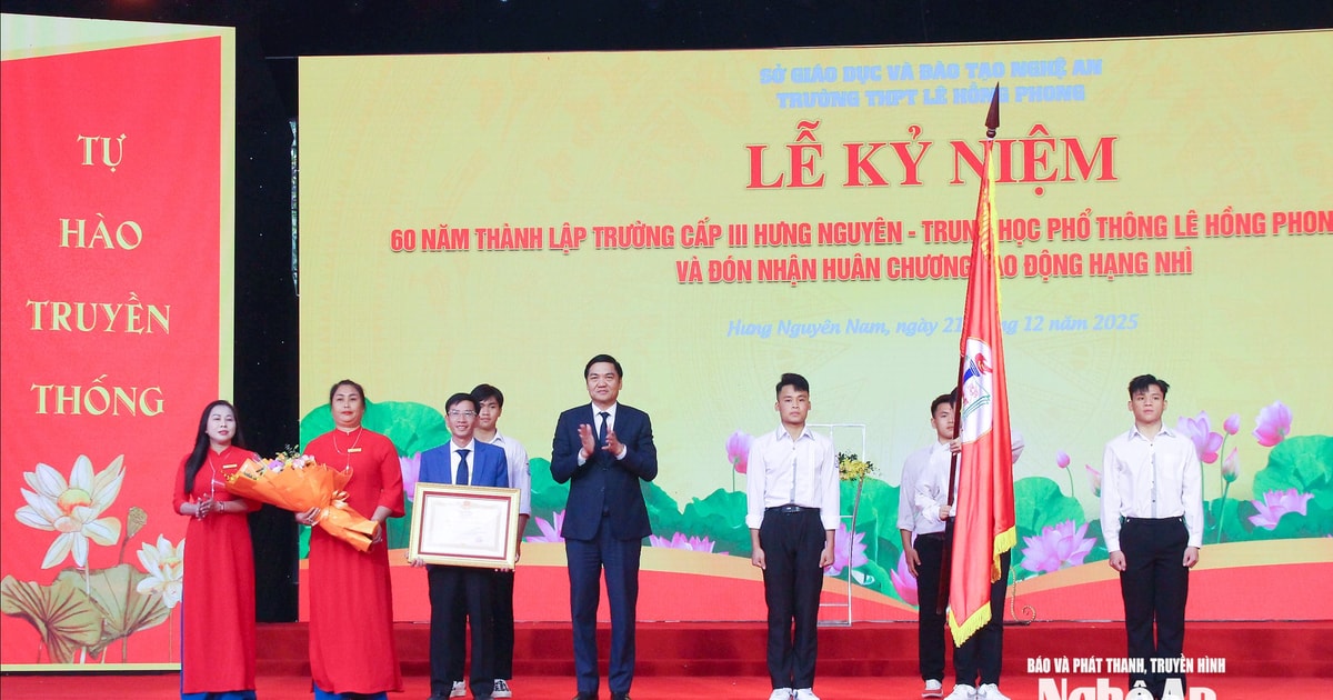 Trường THPT Lê Hồng Phong kỷ niệm 60 năm thành lập và đón nhận Huân chương Lao động hạng Nhì