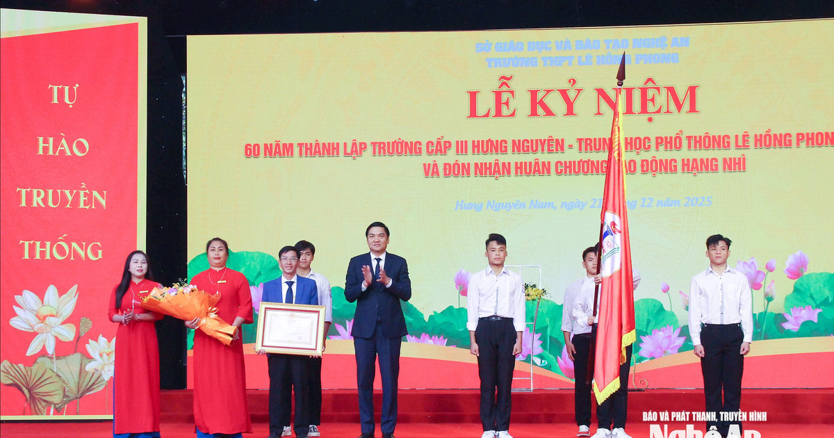 Trường THPT Lê Hồng Phong kỷ niệm 60 năm thành lập và đón nhận Huân chương Lao động hạng Nhì
