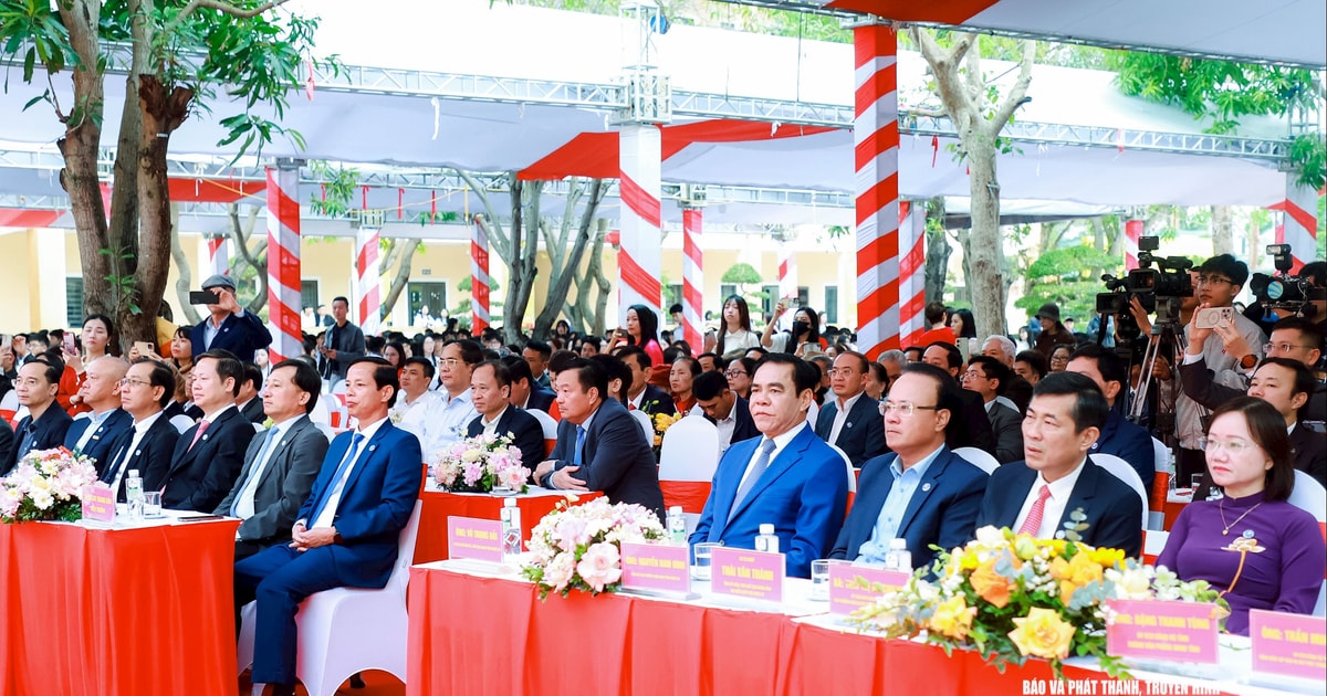 Trường THPT Hà Huy Tập, tỉnh Nghệ An trọng thể kỷ niệm 50 năm thành lập, đón nhận Huân chương Lao động hạng Nhất