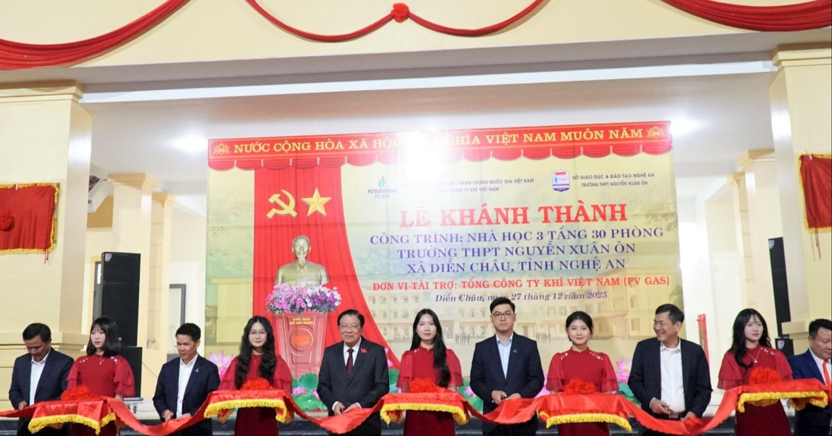 Đồng chí Phan Đình Trạc cắt băng khánh thành công trình nhà học 3 tầng tại Trường THPT Nguyễn Xuân Ôn