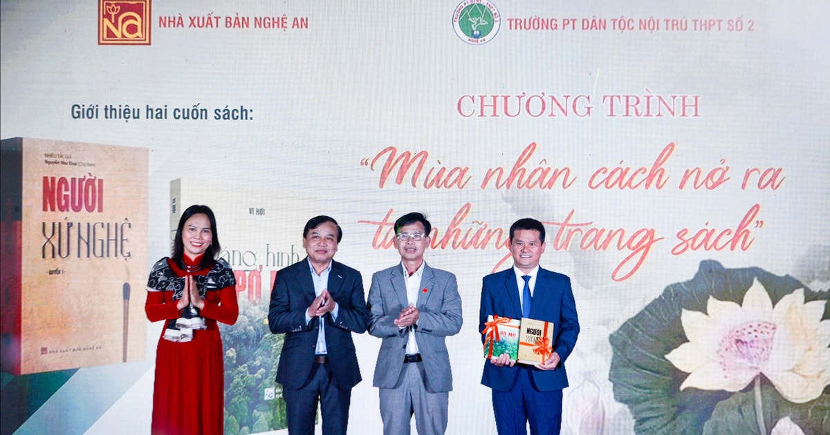 Giới thiệu 2 cuốn sách 'Người xứ Nghệ' và 'Dáng hình Pơ Mu' tại Trường THPT Dân tộc Nội trú số 2