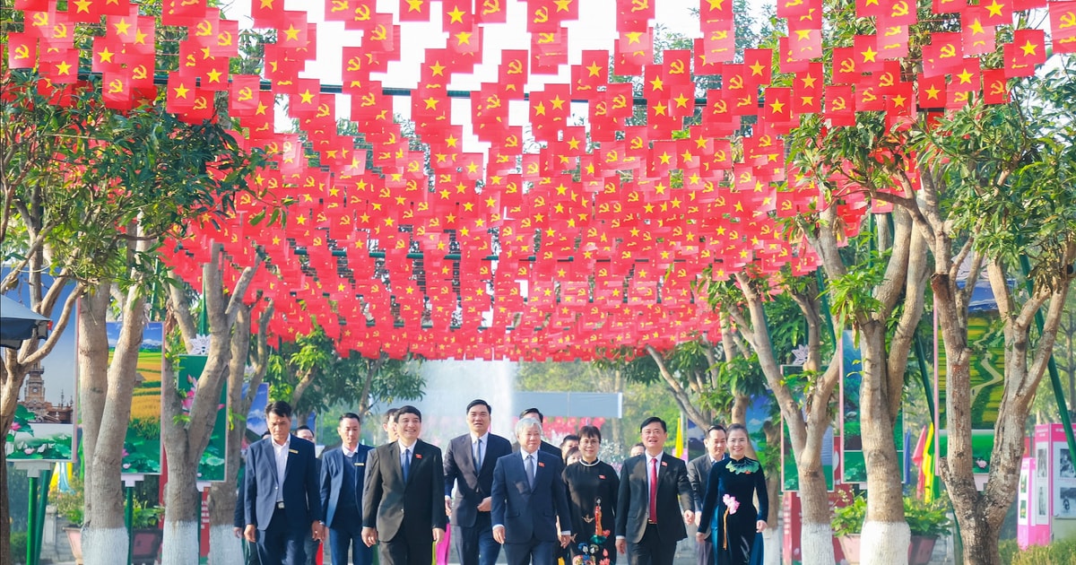 Phó Chủ tịch Thường trực Quốc hội Đỗ Văn Chiến dâng hoa, dâng hương tại Khu Di tích Kim Liên