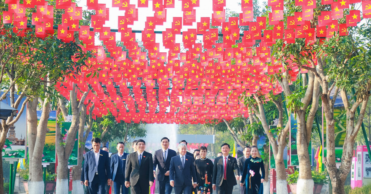 Phó Chủ tịch Thường trực Quốc hội Đỗ Văn Chiến dâng hoa, dâng hương tại Khu Di tích Kim Liên