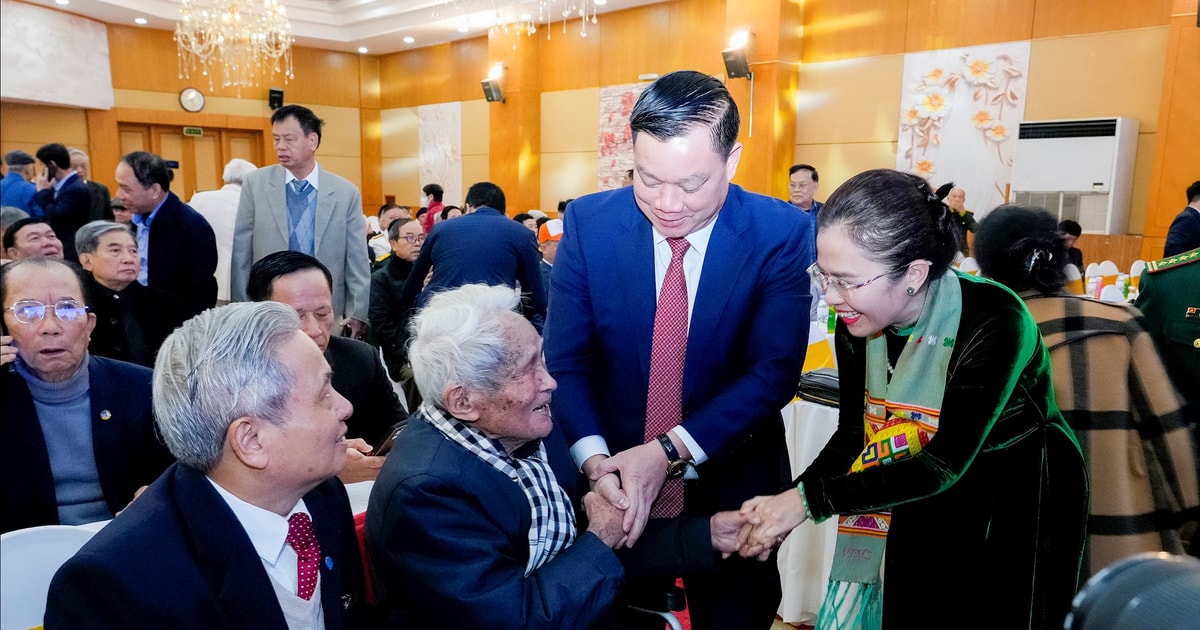 Lãnh đạo tỉnh Nghệ An gặp mặt Hội đồng hương Nghệ An tại Hà Nội nhân kỷ niệm 50 năm ngày truyền thống