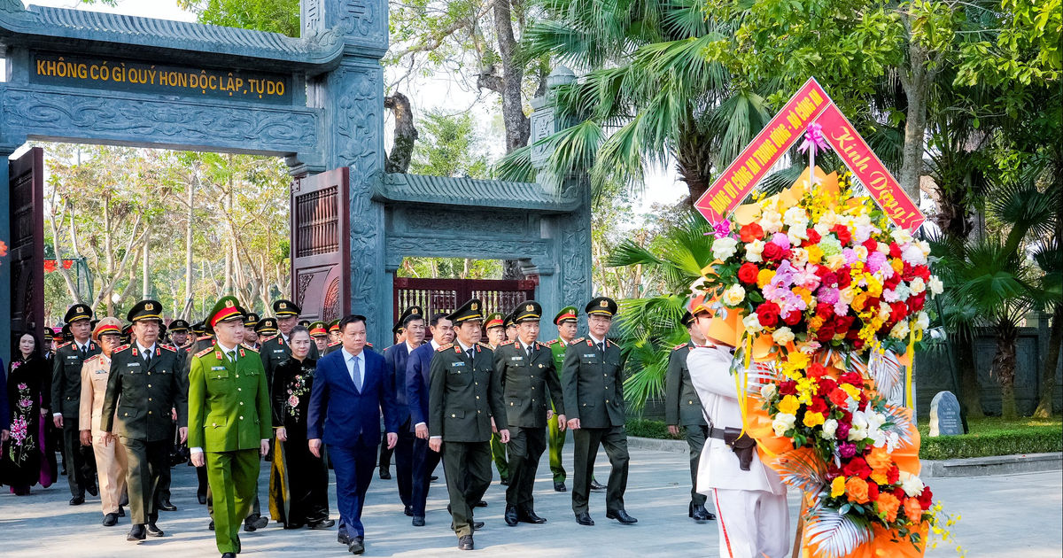 Bộ trưởng Bộ Công an  dâng hương tưởng niệm Chủ tịch Hồ Chí Minh và cố Bộ trưởng Trần Quốc Hoàn