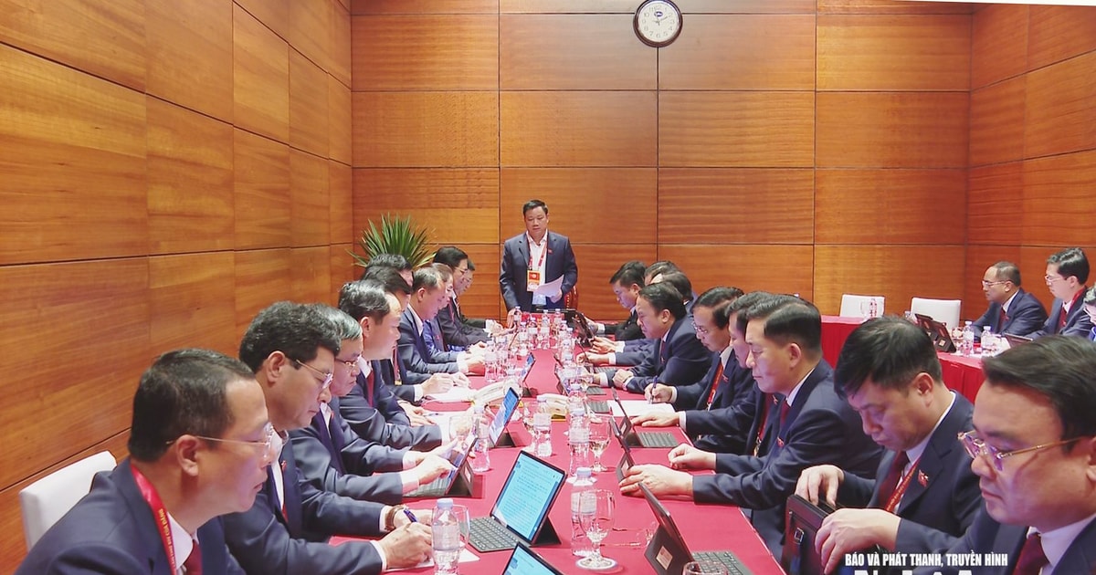 Đoàn đại biểu Đảng bộ tỉnh Nghệ An thảo luận các Văn kiện trình Đại hội XIV của Đảng