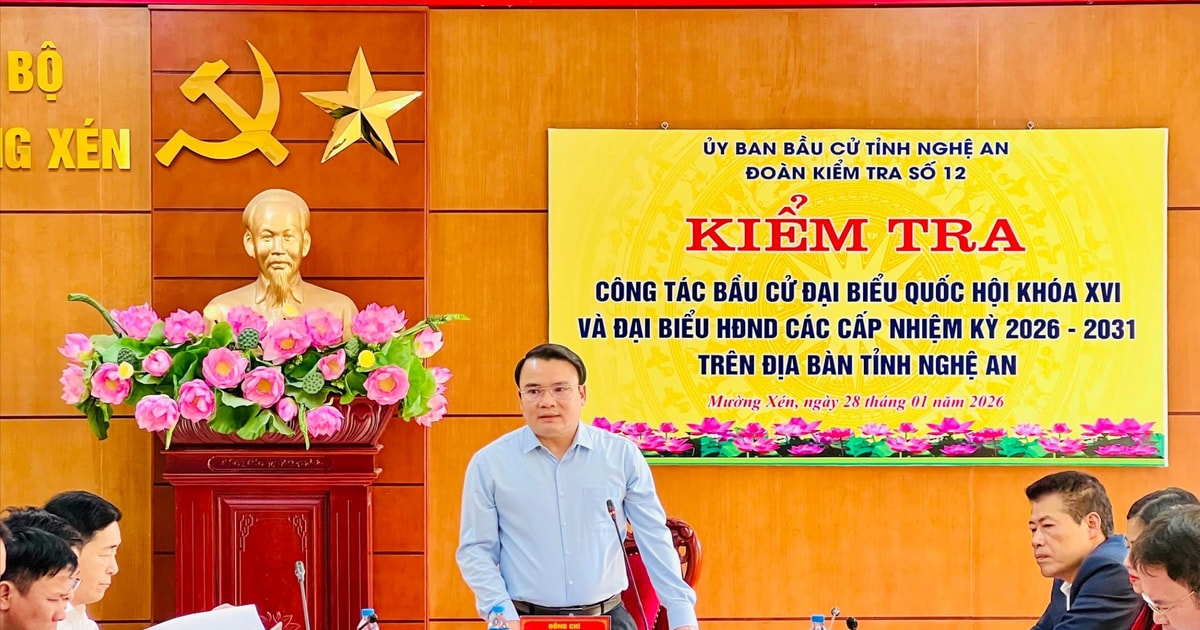 Phó Chủ tịch UBND tỉnh Phùng Thành Vinh kiểm tra công tác chuẩn bị bầu cử tại 12 xã miền núi