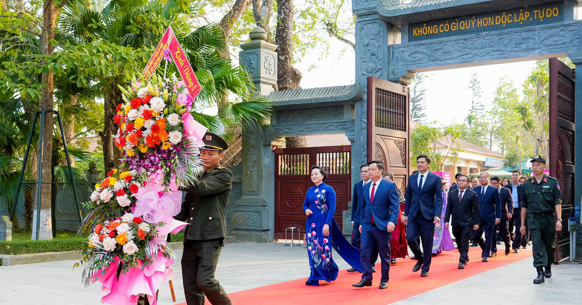 Bí thư Trung ương Đảng, Phó Thủ tướng Chính phủ Phạm Thị Thanh Trà dâng hương tưởng niệm Chủ tịch Hồ Chí Minh