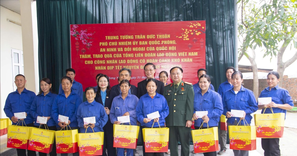 Phó Chủ nhiệm Ủy ban Quốc phòng, An ninh và Đối ngoại của Quốc hội tặng quà công nhân, lao động nhân dịp Tết Nguyên đán