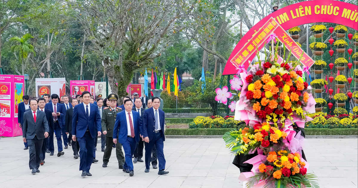 Lãnh đạo tỉnh Nghệ An dâng hương tưởng niệm Chủ tịch Hồ Chí Minh và Tổng Bí thư Lê Hồng Phong