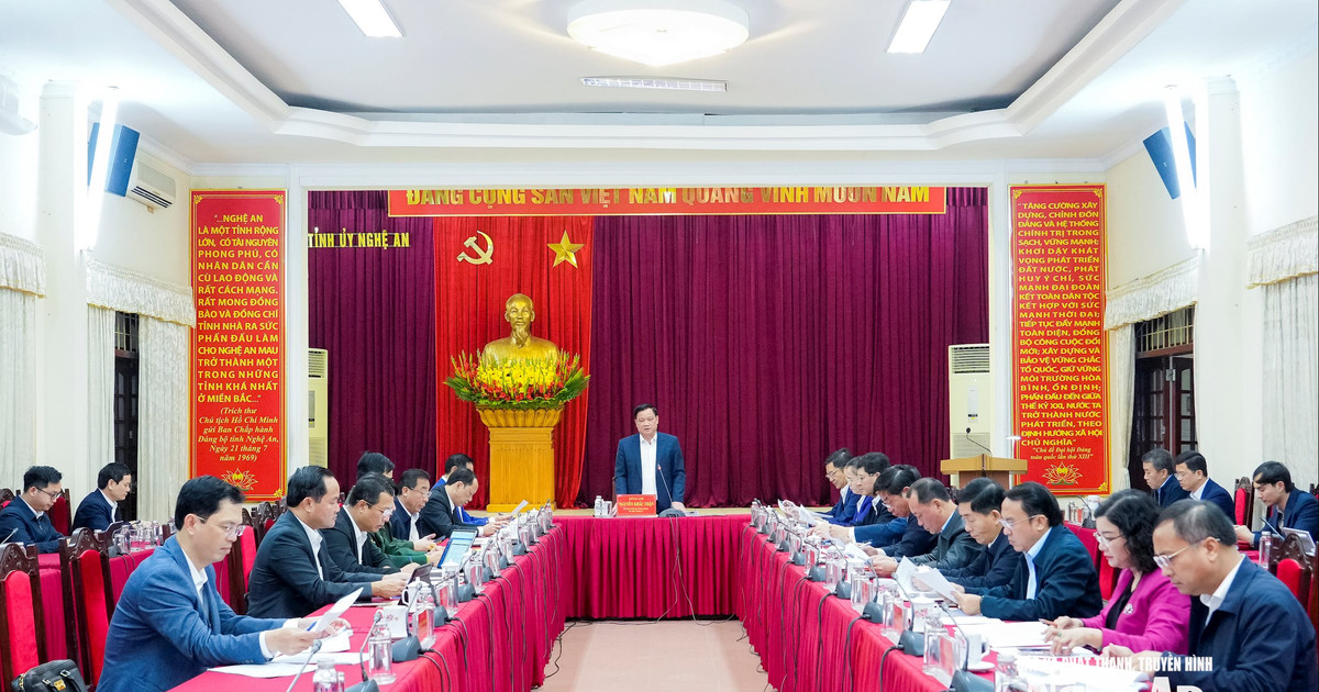 Bí thư Tỉnh ủy Nguyễn Khắc Thận chủ trì phiên họp Ban Thường vụ Tỉnh ủy