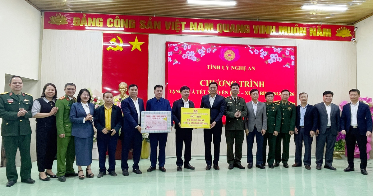 Phó Bí thư Thường trực Tỉnh ủy Hoàng Nghĩa Hiếu chúc Tết đồng bào, chiến sĩ tại xã Tam Quang