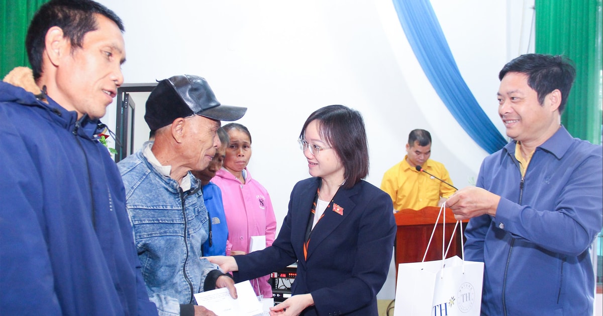 Đoàn đại biểu Quốc hội tỉnh Nghệ An thăm, tặng quà Tết cho hộ nghèo các xã: Tiên Đồng, Giai Xuân, Quỳnh Thắng, Bình Minh và một số lực lượng vũ trang cơ sở