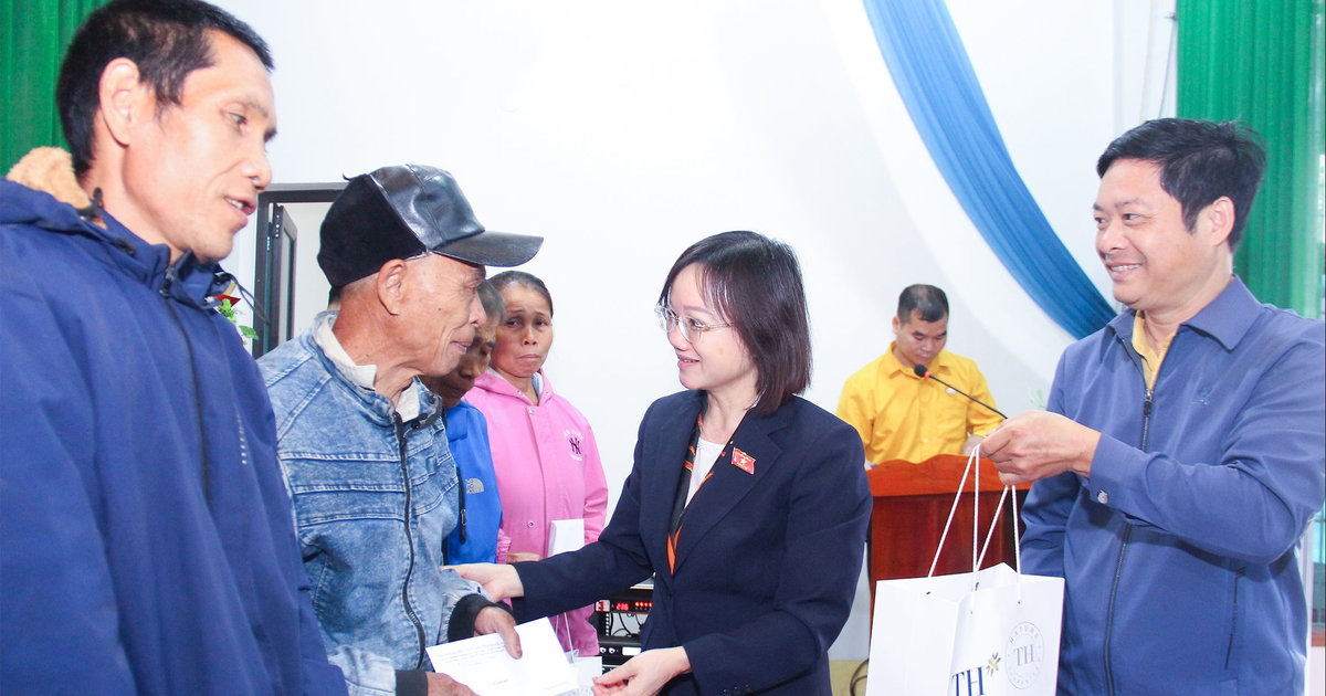 Đoàn đại biểu Quốc hội tỉnh Nghệ An thăm, tặng quà Tết cho hộ nghèo các xã: Tiên Đồng, Giai Xuân, Quỳnh Thắng, Bình Minh và một số lực lượng vũ trang cơ sở
