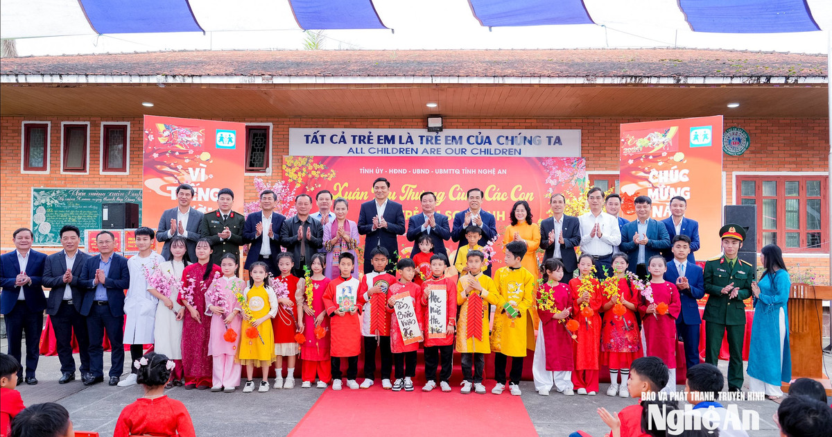 Thường trực Tỉnh uỷ thăm, tặng quà, chúc Tết Làng trẻ em SOS Vinh