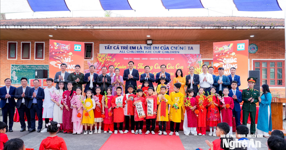 Thường trực Tỉnh uỷ thăm, tặng quà, chúc Tết Làng trẻ em SOS Vinh