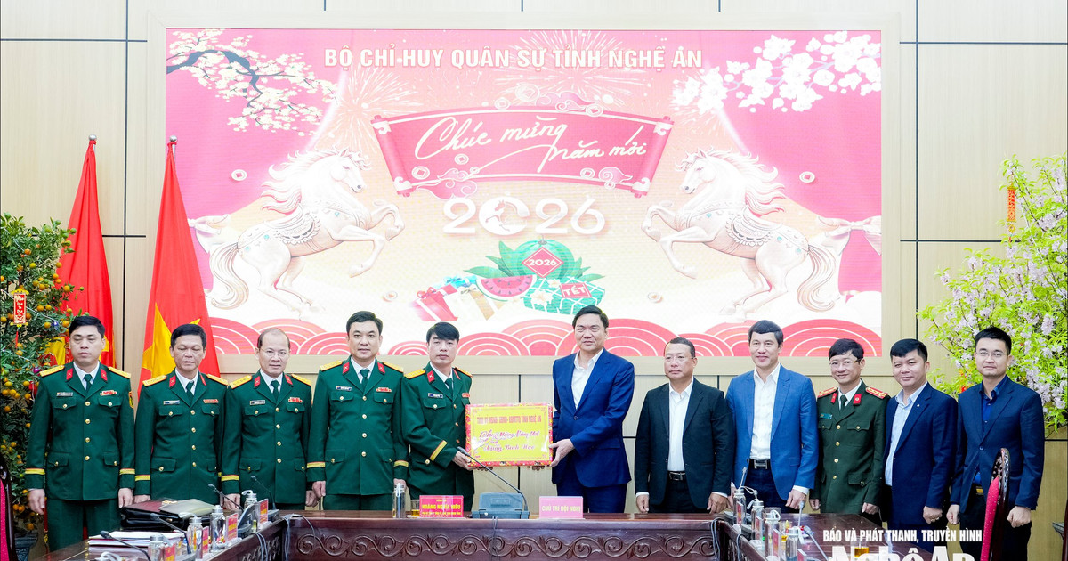 Phó Bí thư Thường trực Tỉnh ủy, Chủ tịch HĐND tỉnh Hoàng Nghĩa Hiếu động viên các đơn vị trực, làm việc xuyên Tết