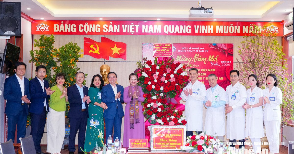 Phó Bí thư Tỉnh ủy Võ Thị Minh Sinh chúc mừng Trung tâm Y tế Tân Kỳ nhân Ngày Thầy thuốc Việt Nam