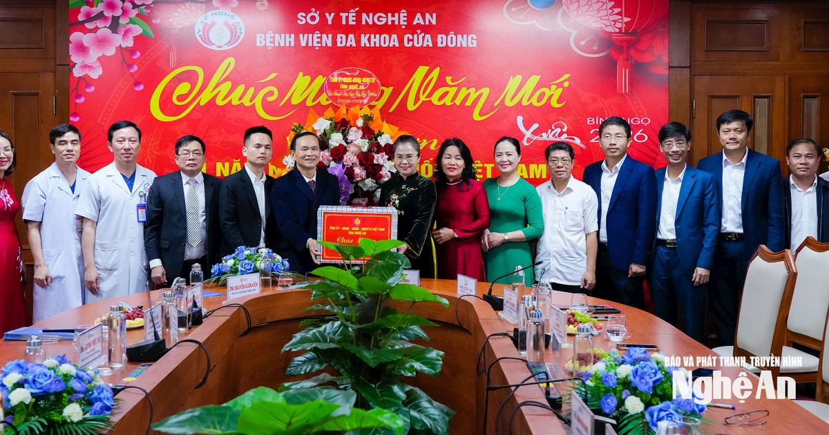Phó Bí thư Tỉnh ủy Võ Thị Minh Sinh chúc mừng Bệnh viện Đa khoa Cửa Đông nhân Ngày Thầy thuốc Việt Nam